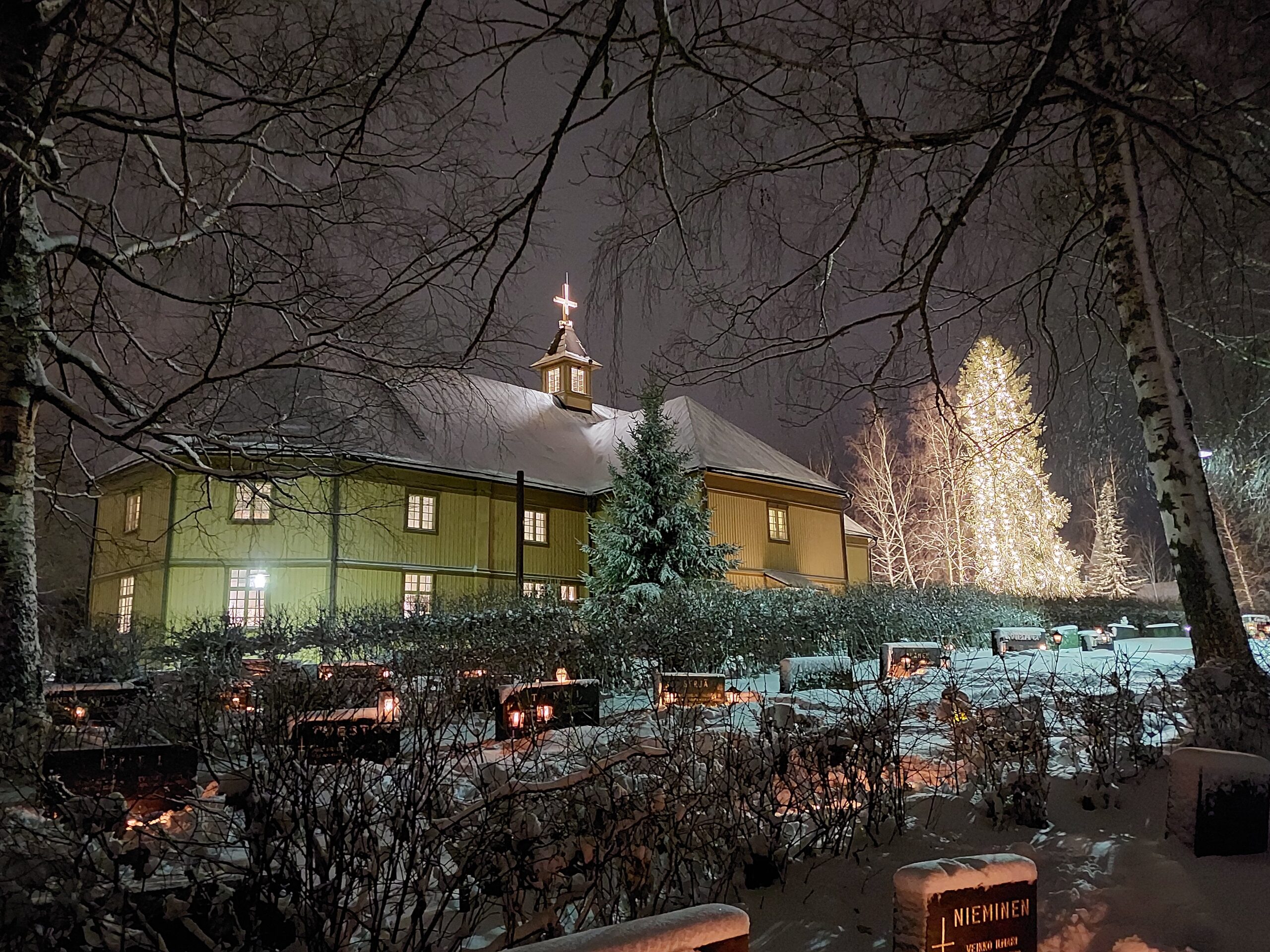 Vesilahden kirkko jouluasussa